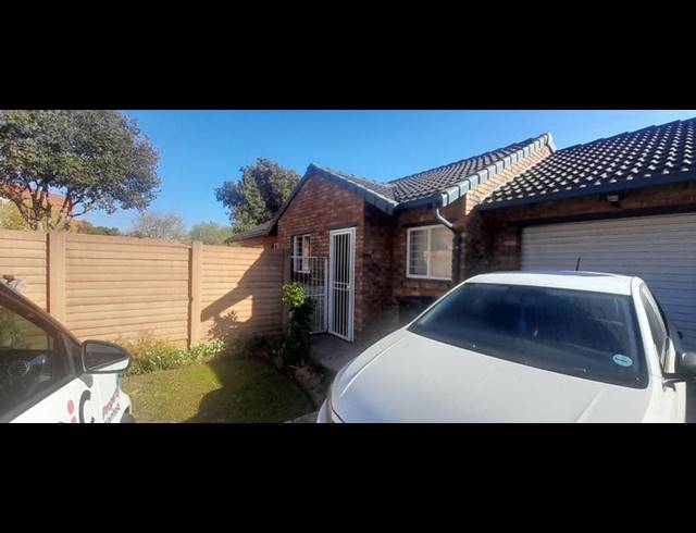 2 BEDROOM TOWNHOUSE FOR SALE IN ROOIHUISKRAAL NORTH
